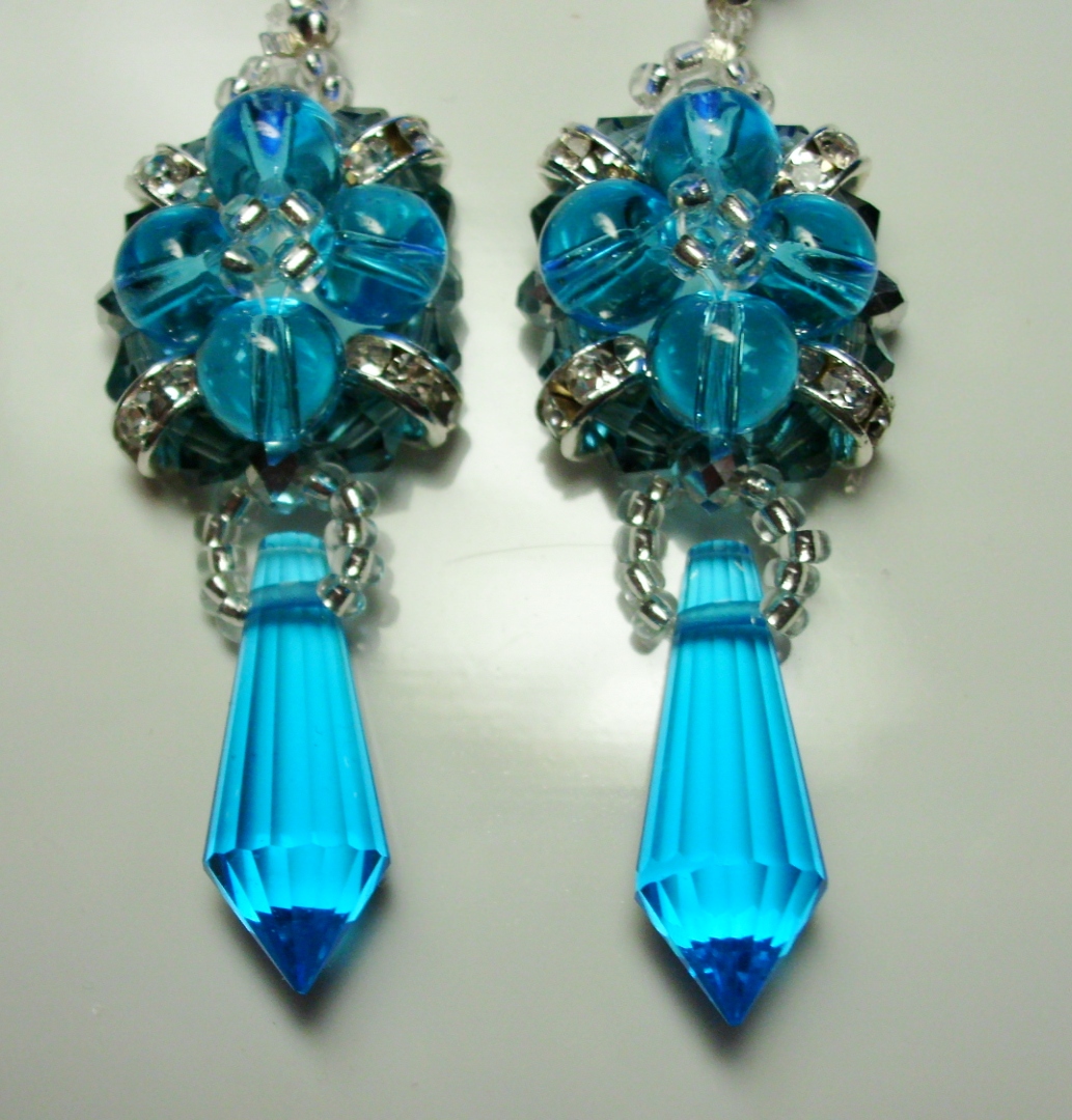 Комплект из бисера и стеклянных бусин с подвесками (фрагмент)